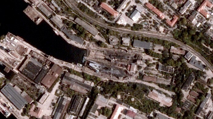 Auf Satellitenbildern ist die von ukrainischen Angriffen beschädigte Werft in Sewastopol zu sehen.