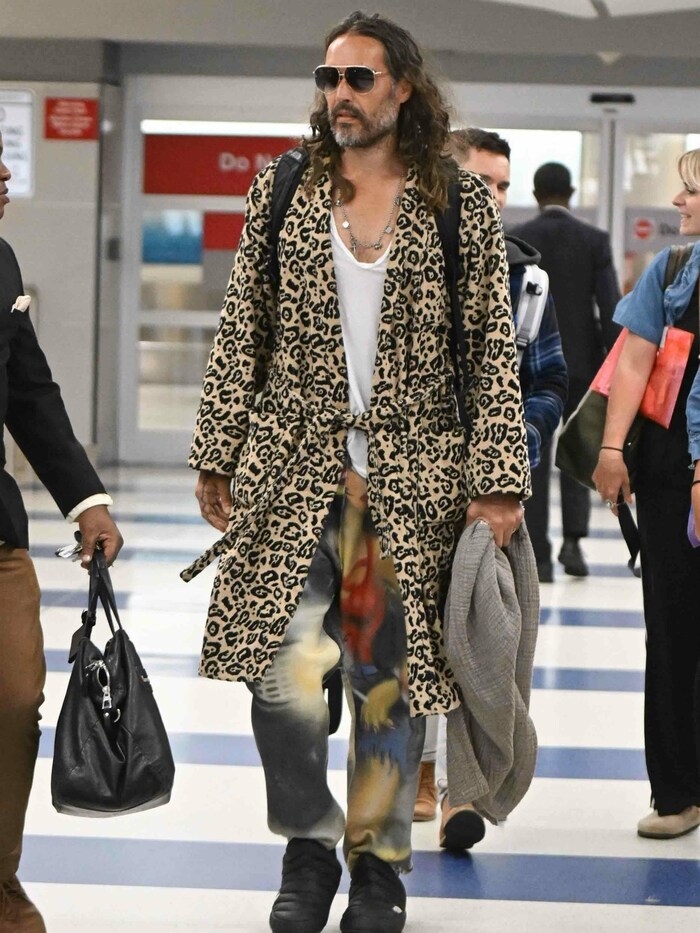 Russell Brand im Juni 2023 am JFK-Airport Flughafen