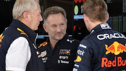 Red-Bull-Teamchef Christian Horner (Mitte) mit Helmut Marko und Max Verstappen (Bild: AFP)
