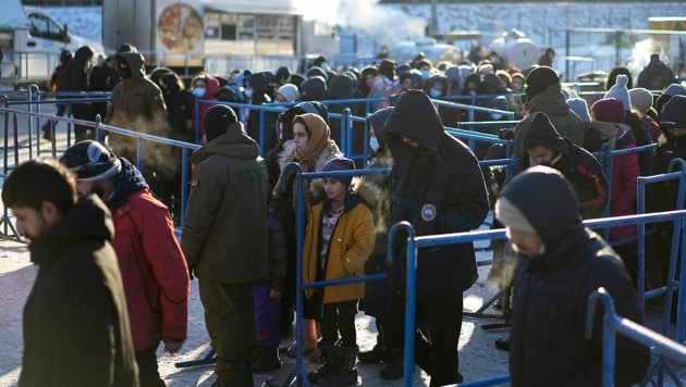 Wartende Migranten an der polnisch-weißrussischen Grenze (Bild: AP)