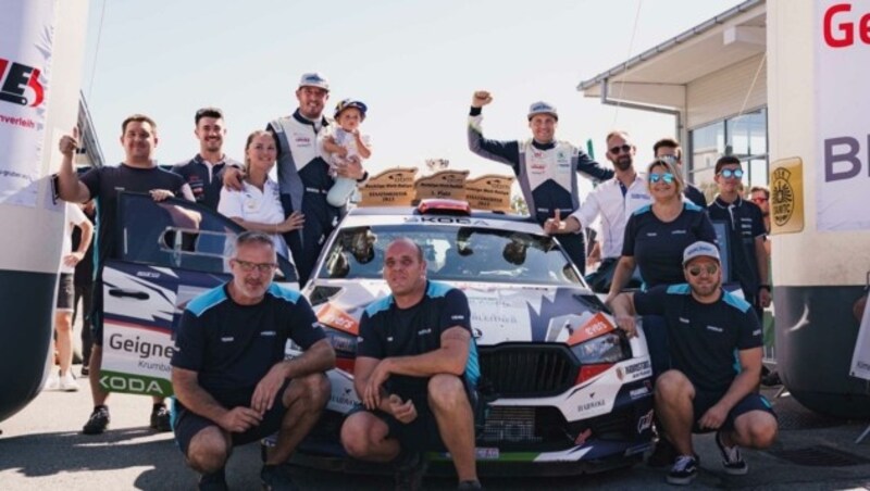 Das gesamte Team mit Gattin Kinga und Tochter Laura (1) freuten sich mit Co-Pilot Gerald Winter. (Bild: GEPA pictures/ Johannes Friedl)