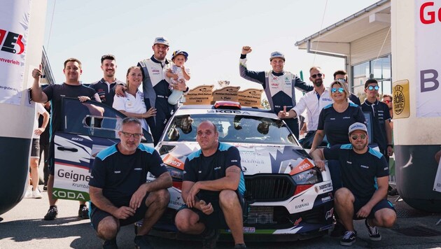 Das gesamte Team mit Gattin Linda und Tochter Laura (1) freuten sich mit Co-Pilot Gerald Winter. (Bild: GEPA pictures/ Johannes Friedl)