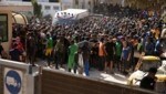 Migranten warten in der Einsatzzentrale auf der italienischen Insel Lampedusa darauf, vom Roten Kreuz Registrierungspapiere zu erhalten. (Bild: AFP)