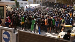 Migranten warten in der Einsatzzentrale auf der italienischen Insel Lampedusa darauf, vom Roten Kreuz Registrierungspapiere zu erhalten. (Bild: AFP)