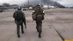 Normalerweise setzt Russland die Elite-Fallschirmjäger für offensive Operationen ein - wie hier beim Kampf um den Flughafen in Hostomel zu Beginn des Angriffskriegs. (Bild: APA/AFP/Russian Defence Ministry)