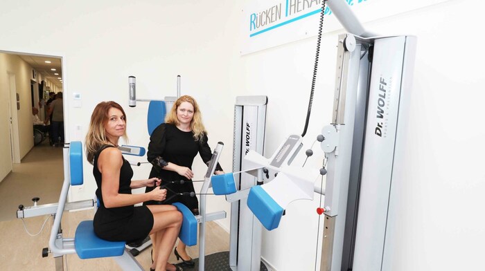 Ester Nemeth und Susanne Klingler sind Physiotherapeutinnen im Gesundheitszentrum.