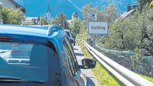 Kilometerlange Staus durch das Gollinger Ortszentrum (Bild: Daniel Scharinger)