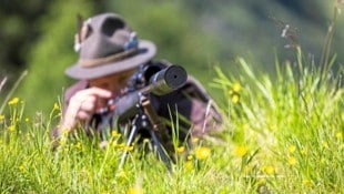 Die Jägerschaft soll mehr Wild schießen, damit die Verjüngungsdynamik im Wald zunimmt. Dagegen regt sich Widerstand. (Symbolbild). (Bild: EXPA Pictures. )