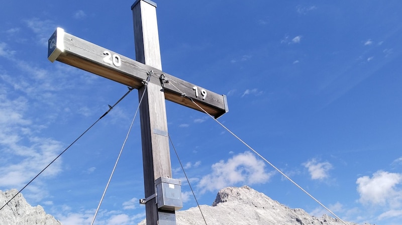 Today, summit books can often be found in a metal box attached to the cross. (Bild: Peter Freiberger)