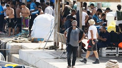 Migranten im Hafen der sizilianischen Insel Lampedusa (Bild: AP)