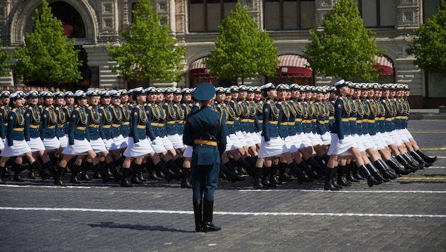 Russische Soldatinnen marschieren am 9. Mai im Zuge der Militärparade zum Tag des Sieges über Nazi-Deutschland über den Roten Platz in Moskau. (Bild: Владикавказский гарнизонный военный суд )