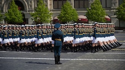 Russische Soldatinnen marschieren am 9. Mai im Zuge der Militärparade zum Tag des Sieges über Nazi-Deutschland über den Roten Platz in Moskau. (Bild: Владикавказский гарнизонный военный суд )