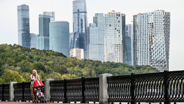 Das Moskauer Geschäftsviertel „Moskwa City“ liegt etwa fünf Kilometer Luftlinie vom Kreml entfernt und kann mit architektonisch spektakulären Wolkenkratzern aufwarten. (Bild: APA/AFP/Alexander NEMENOV)