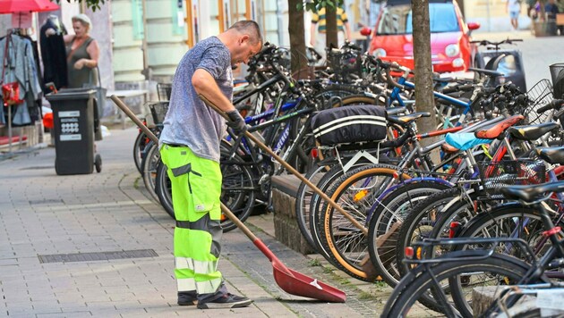 Im Einsatz für eine sauberer Stadt. (Bild: Christian Jauschowetz)