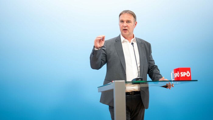 SPÖ-Chef Babler wirft der türkis-grünen Koalition vor, nicht in die Märkte einzugreifen.