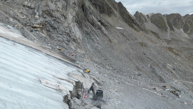 Mit schwerem Gerät wird am Gletscher gearbeitet. (Bild: Greenpeace)