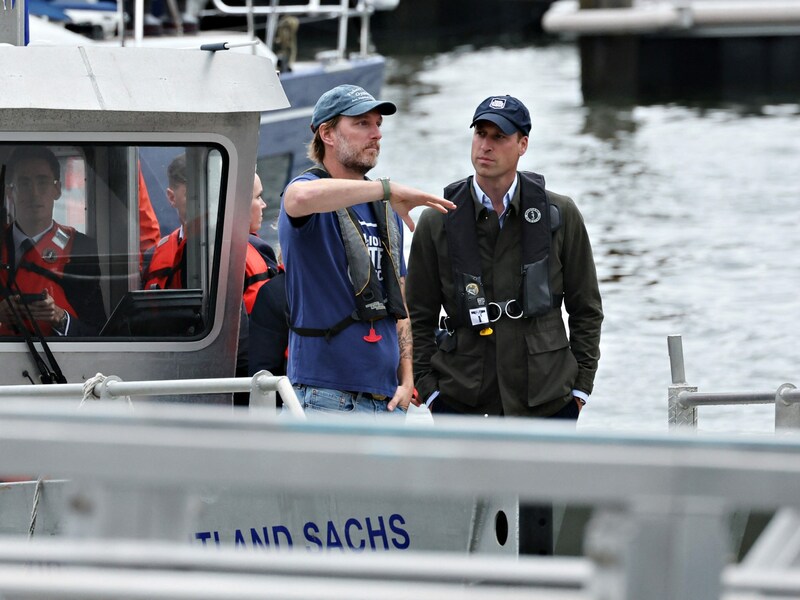 Prinz William lässt sich das Austernprojekt während der Anreise auf einem Boot erklären. (Bild: APA/Getty Images via AFP/GETTY IMAGES/Cindy Ord)