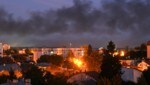 Nach den Angriffen in der Nacht steigt Rauch über Lemberg auf. (Bild: APA/AFP/YURIY DYACHYSHYN)