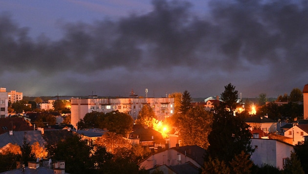 Nach den Angriffen in der Nacht steigt Rauch über Lemberg auf. (Bild: APA/AFP/YURIY DYACHYSHYN)