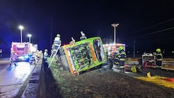 Im September 2023 kippte in Kärnten ein Flixbus auf ähnliche Weise um (siehe Bild oben), wie ...