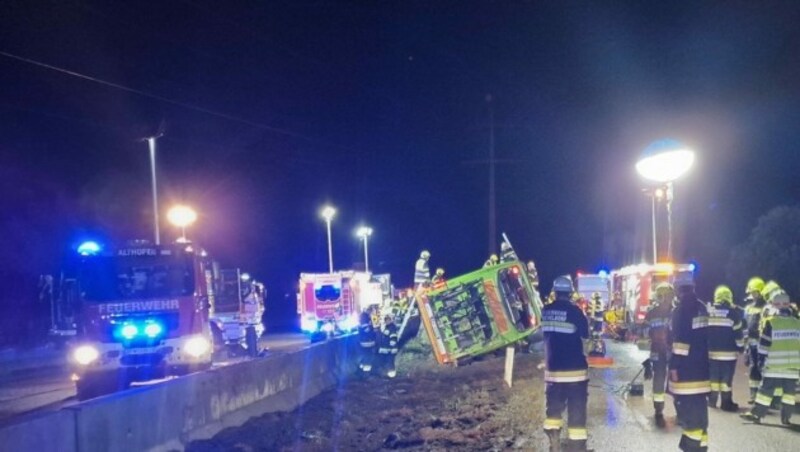 Feuerwehr, Rettung und Polizei standen im Einsatz. Eingeklemmte wurden mit hydraulischem Rettungsgerät befreit. (Bild: ff-althofen.at)