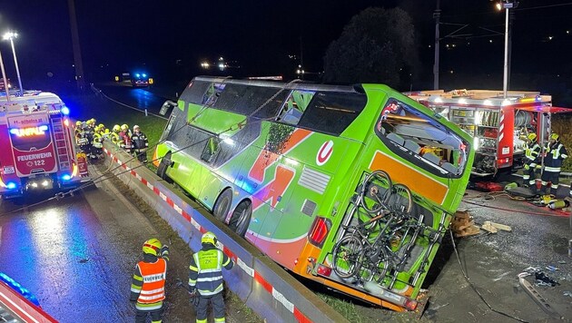 A teljesen megtelt Flixbus szörnyű balesete egy halálos áldozatot és több tucatnyi sérültet követelt. (Bild: ff-althofen.at)