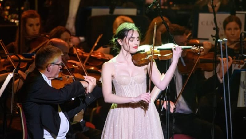 Esther Abrami bei einem Auftritt mit dem Royal Philharmonic Orchestra in der Royal Albert Hall (Bild: Matt Crossick / PA / picturedesk.com)