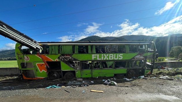 A Flixbus teljesen összeroncsolódott a Friesacher Straße-n történt súlyos balesetben. (Bild: Marcel Tratnik)
