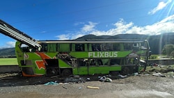 Der Flixbus wurde bei dem schweren Unfall auf der Friesacher Straße völlig demoliert. (Bild: Marcel Tratnik)