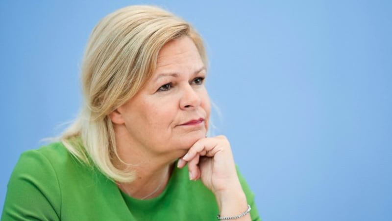 Die deutsche Innenministerin Nancy Faeser informierte die Öffentlichkeit über den Schlag gegen die Neonazi-Szene. (Bild: AP)