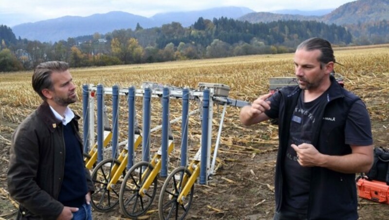 Bei der geophysikalischen Untersuchung der Äcker war auch Roseggs Vizebürgermeister Michael Waldher (li) mit Begeisterung dabei. (Bild: SOBE HERMANN)