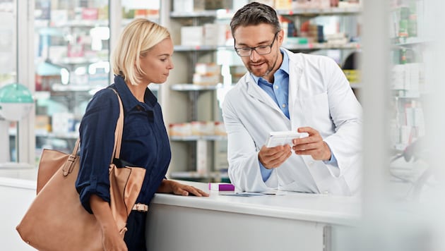 There is a surcharge for medicines in pharmacies between 8 p.m. and 8 a.m. (Bild: stock.adobe.com - Reese/peopleimages.com)