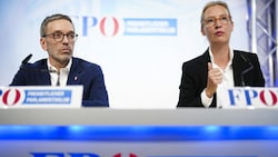 Bundesparteiobmann Herbert Kickl (FPÖ) und AfD-Vorsitzende Alice Weidel bei der gemeinsamen Pressekonferenz am Dienstag (Bild: APA/EVA MANHART)