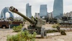 Erbeutete armenische Waffen werden in einer Ausstellung in Aserbaidschans Hauptstadt Baku zur Schau gestellt. (Bild: AFP)