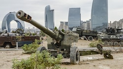 Erbeutete armenische Waffen werden in einer Ausstellung in Aserbaidschans Hauptstadt Baku zur Schau gestellt. (Bild: AFP)