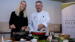 Kochlehrer Gerhard Pachschwöll-Kral und seine Ernährungs-Expertin und Food-Bloggerin Magdalena Schneemann kochen für die „Krone“-Leser. (Bild: Molnar Attila)