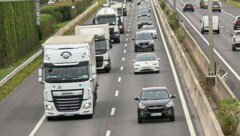 Die Angreifer wollten im stockenden Verkehr auf der Innkreisautobahn offenbar ein Pärchen einem Auto überfallen. (Bild: Christian Jauschowetz, Krone KREATIV)