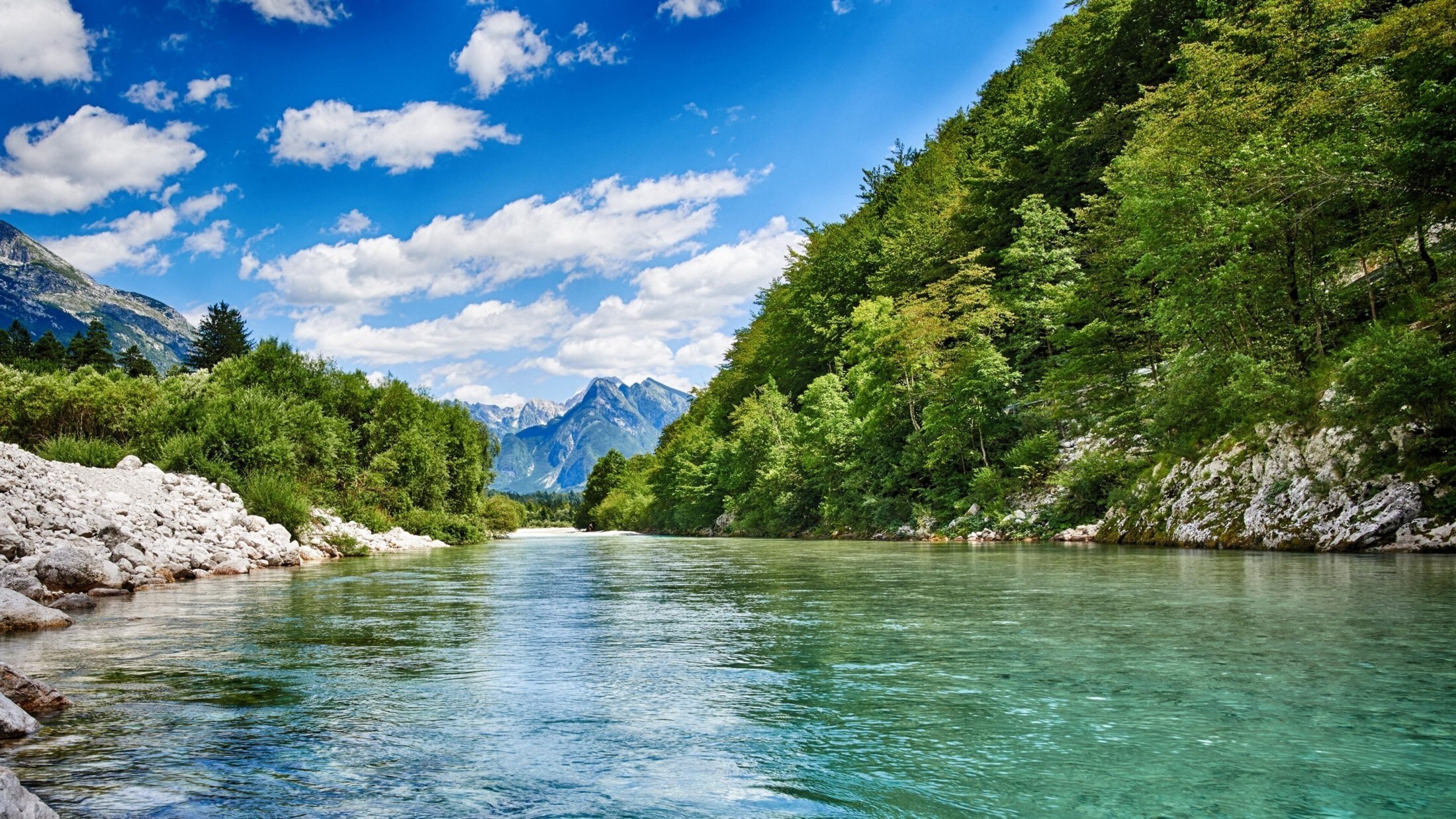 Blaue „Naturwunder“ in Slowenien erleben: Der Fluss Soca leitet den Weg Richtung Süden, quer ...