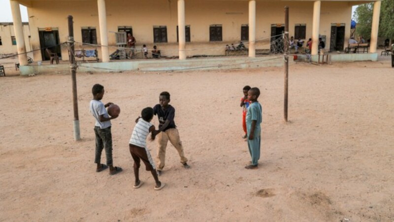 Kinder spielen auf dem Spielplatz einer Schule, die in eine Unterkunft für Vertriebene umgewandelt wurde. (Bild: APA/AFP/ASHRAF SHAZLY)