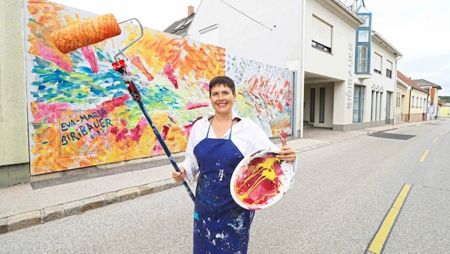 Eva-Maria Biribauer vor dem 30 m² großen Gemälde, das so viele entzückt. (Bild: Judt Reinhard)