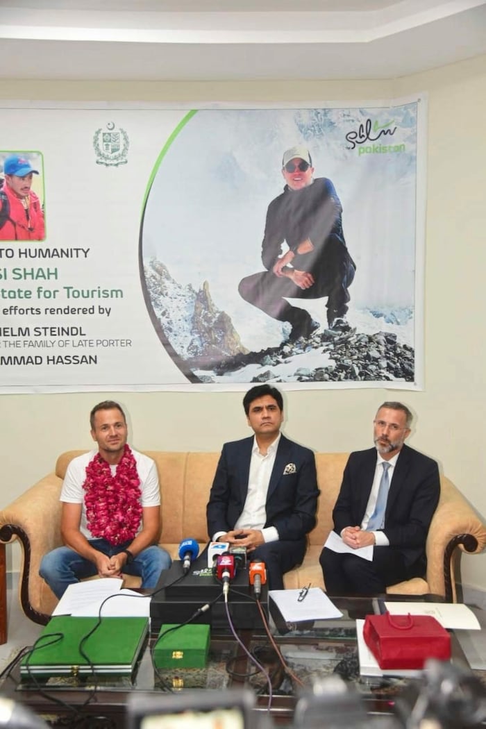 Wilhelm Steindl (links), Pakistans Tourismusminister Wasi Shah (Mitte) mit dem stellvertretenden ...
