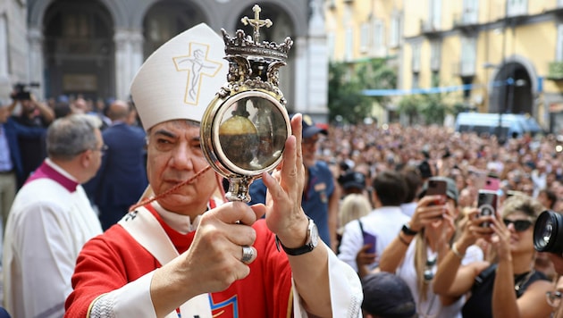 Der Erzbischof Domenico Battaglia zeigt den Gläubigen die Monstranz mit dem flüssigen Blut des Stadtpatrons Januarius. (Bild: ASSOCIATED PRESS)