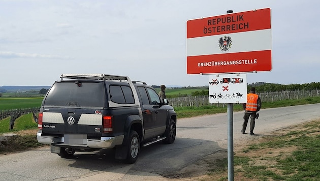 Andere Schlepper brachten Flüchtlinge zur Grenze, von dort ging es weiter durch das Land. (Bild: P. Huber)