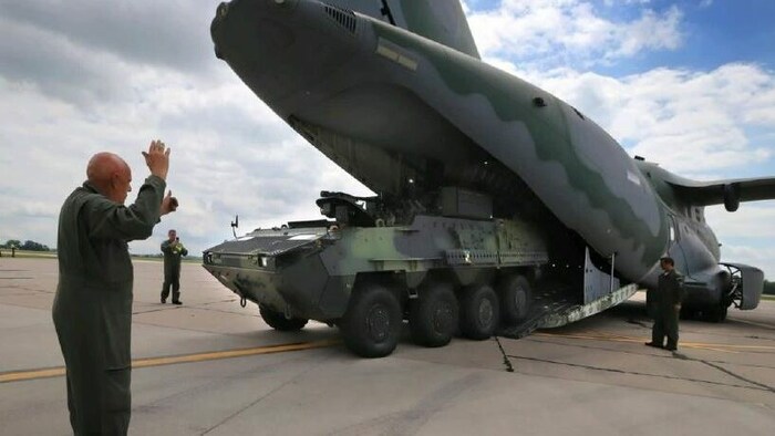 Auch ein Pandur-Schützenpanzer aus österreichischer Produktion passt rein - wie hier in ...