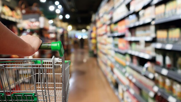 Beim Lebensmitteleinkauf wird immer öfter zu günstigeren Produkten und damit den Eigenmarken der Handelsketten gegriffen. (Bild: Piman Khrutmuang - stock.adobe.com)