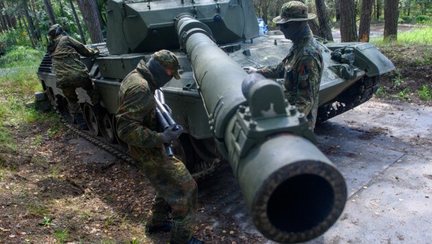 Ukrainische Soldaten werden bereits an den Leopard-Panzern ausgebildet - dabei kommt es aber auch zu ordentlich Verschleiß am Material. (Bild: APA/dpa/Klaus-Dietmar Gabbert)