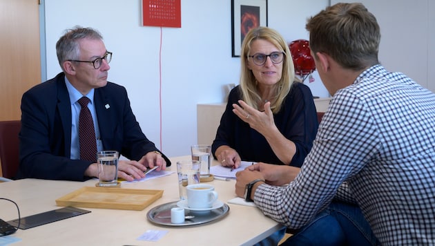 Harald Schlögel und SPÖ-Gesundheitslandesrätin Ulrike Königsberger-Ludwig im Gespräch mit „Krone“-Redakteur Nikolaus Frings. (Bild: Attila Molnar)