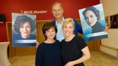 MUK-Direktor Andreas Mailath-Pokorny mit Katharina Stemberger (links) und Verena Altenberger (rechts) (Bild: Starpix/ Alexander TUMA)