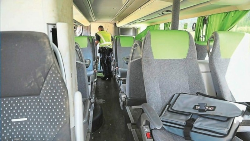 Insgesamt 45 Passagiere saßen im Doppeldeckerbus, als dieser gegen die Leitschiene krachte und im Straßengraben landete. (Bild: Rojsek-Wiedergut Uta)