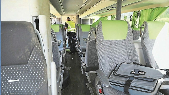 Insgesamt 45 Passagiere saßen im Doppeldeckerbus, als dieser gegen die Leitschiene krachte und ...